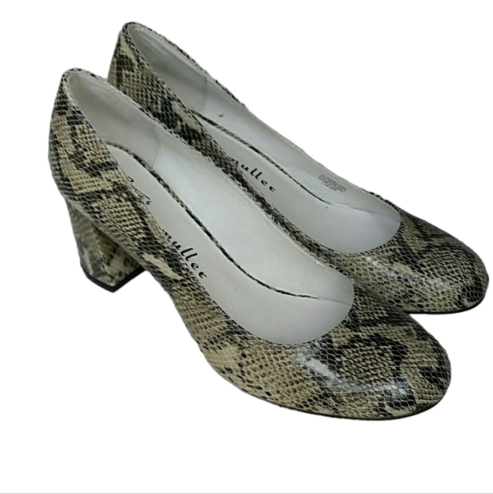 Size 8.5 Bettye Muller snakeskin pumps
